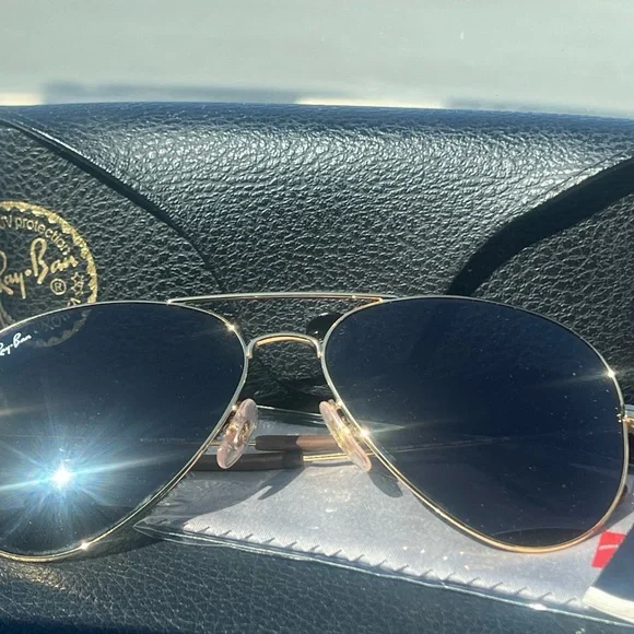 Ray-Ban Aviator Sunglasses with Black Lenses and Gold Frame - Picture 4 of 6